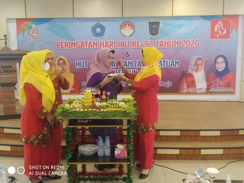 Hari Ibu Ke-92 dan Hut DWP Ke-21, TP-PKK Adakan Lomba Merangkai Bunga Hidup